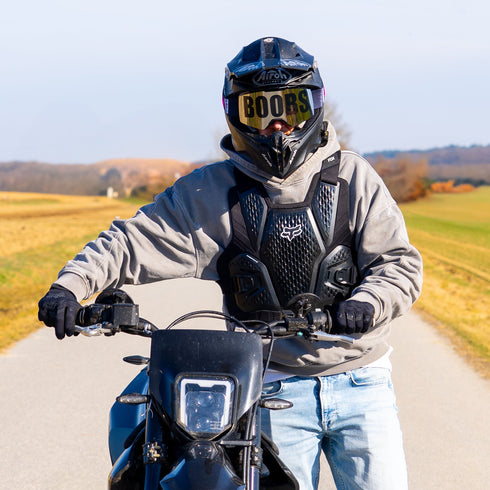 Junger Mann mit Motorad und Boobs Brille