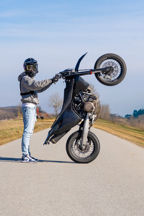 Motorrad auf Hinterreifen mit Marron Model