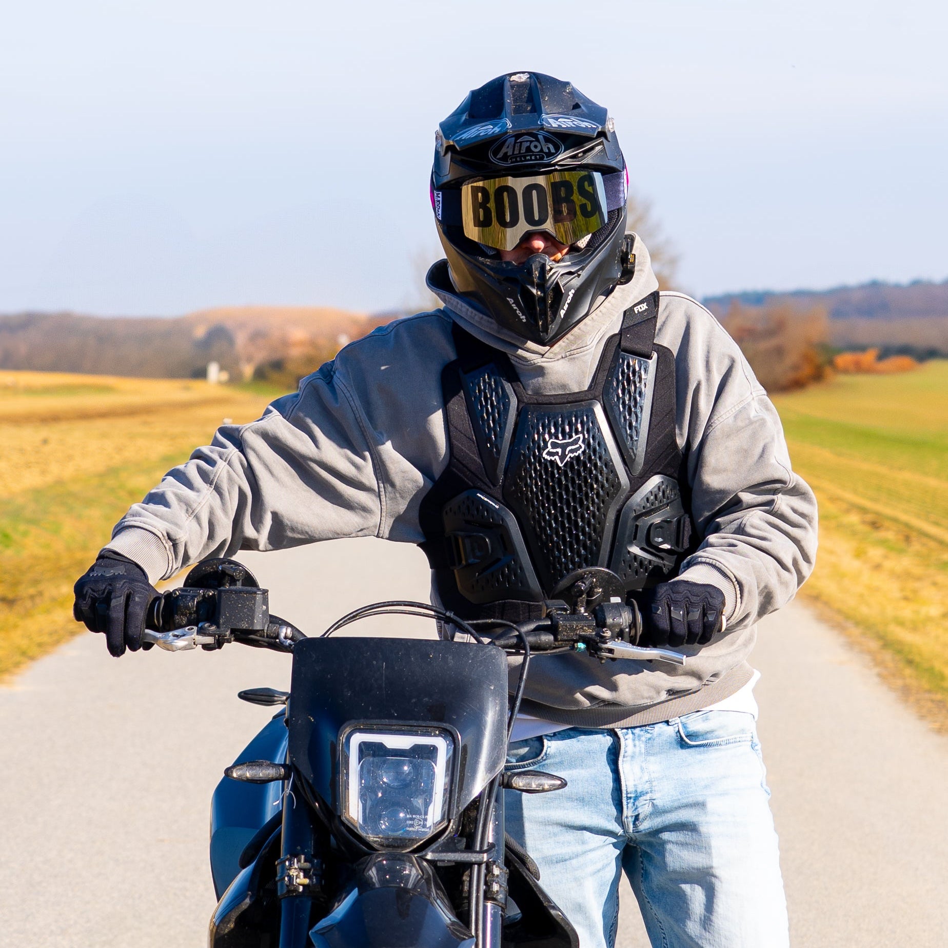 Junger Mann mit Motorad und Boobs Brille