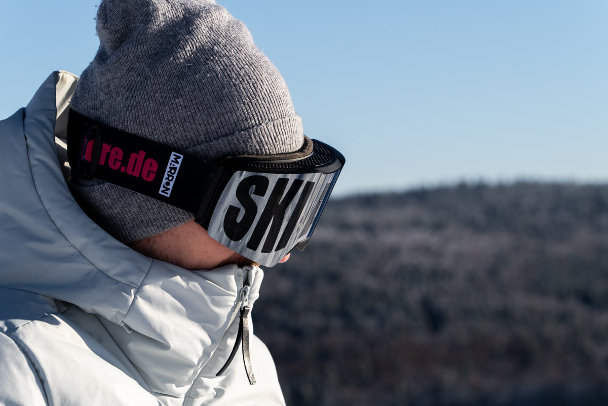 Seitenaufnahme SKIAGGU Textbrille