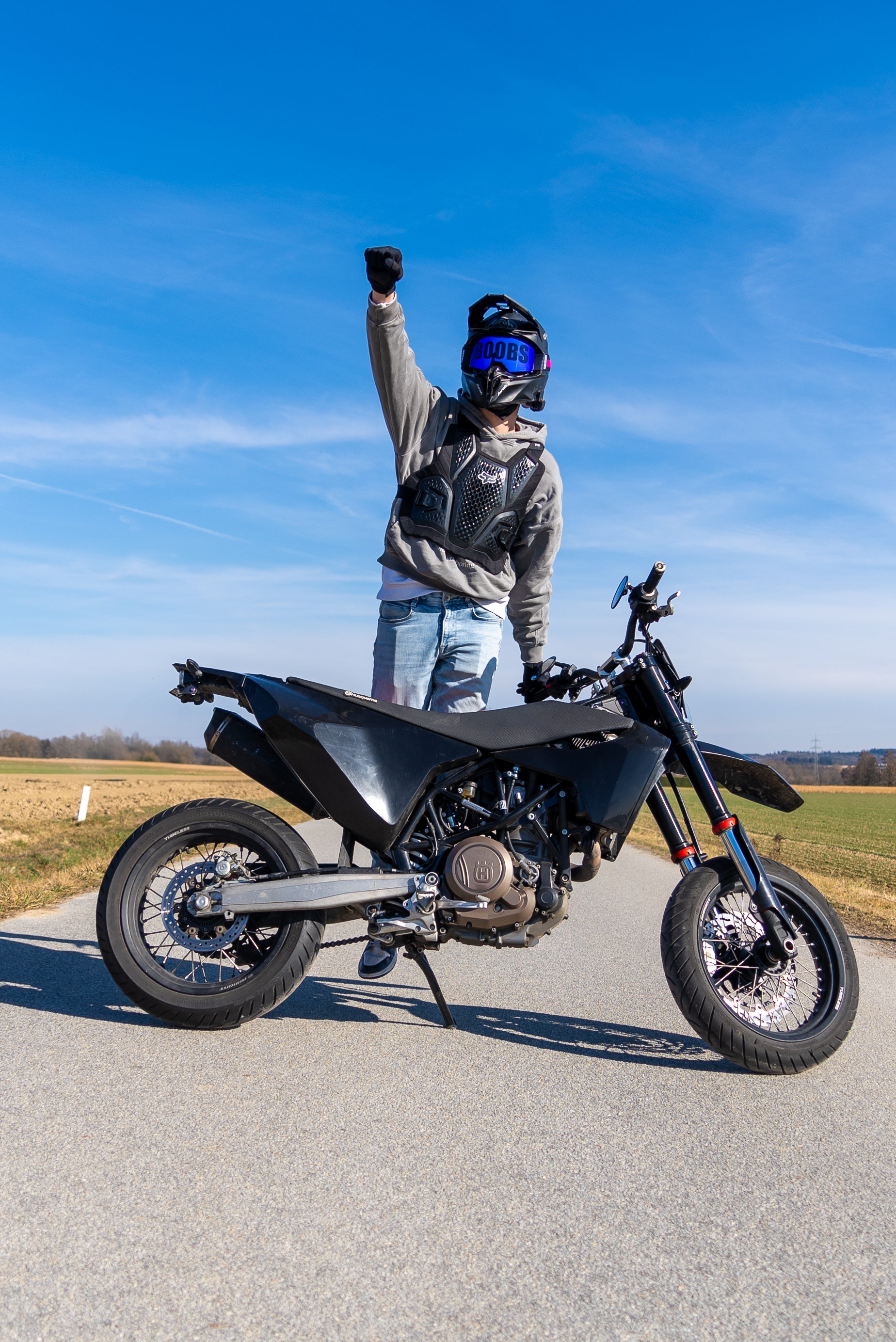 Marron Model in Siegerpose hinter Motorrad